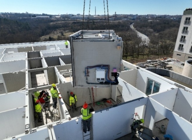 Montáž modulární koupelny z tenkostěnných železobetonových dílců do montovaného bytového domu.