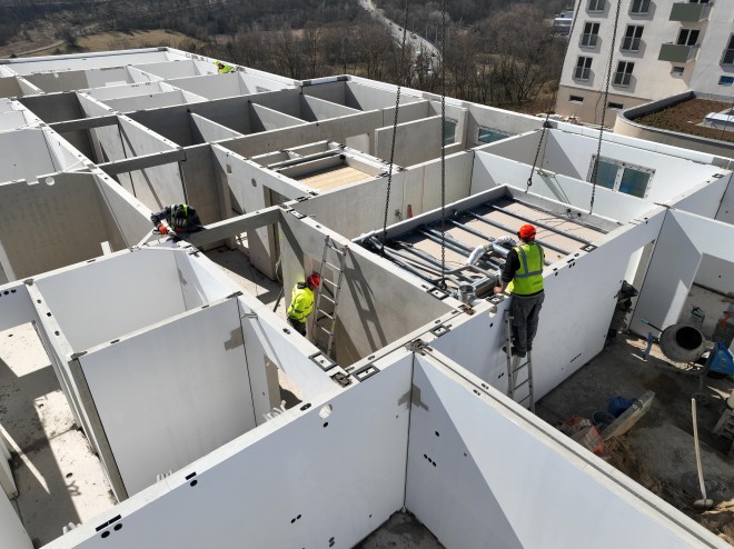 Umisťování modulárních prefabrikovaných koupelen.