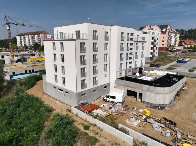 Probíhající stavební práce na prvním objektu.