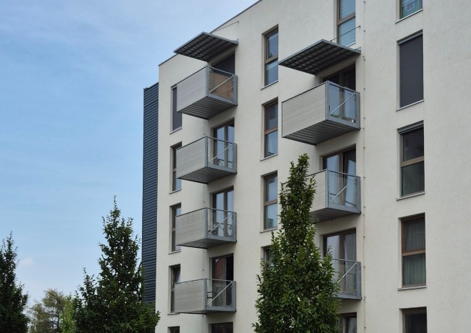 Detail fasády a zavěšených balkónů