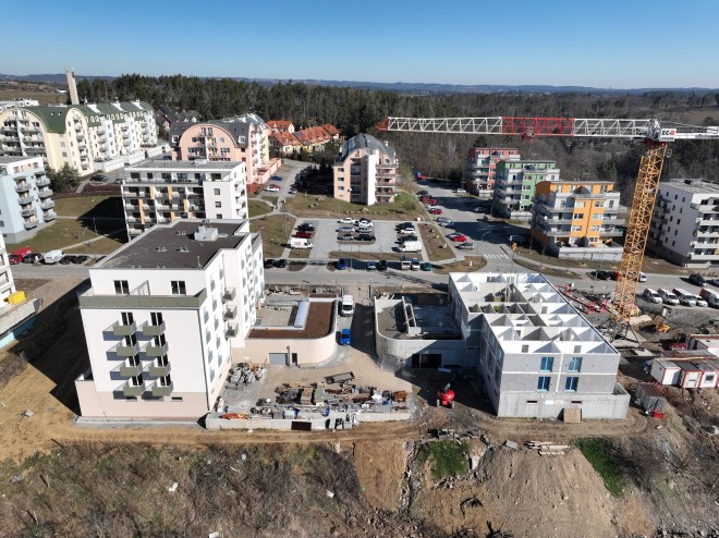 Dokončená stavba a probíhající montáž sousedního objektu.